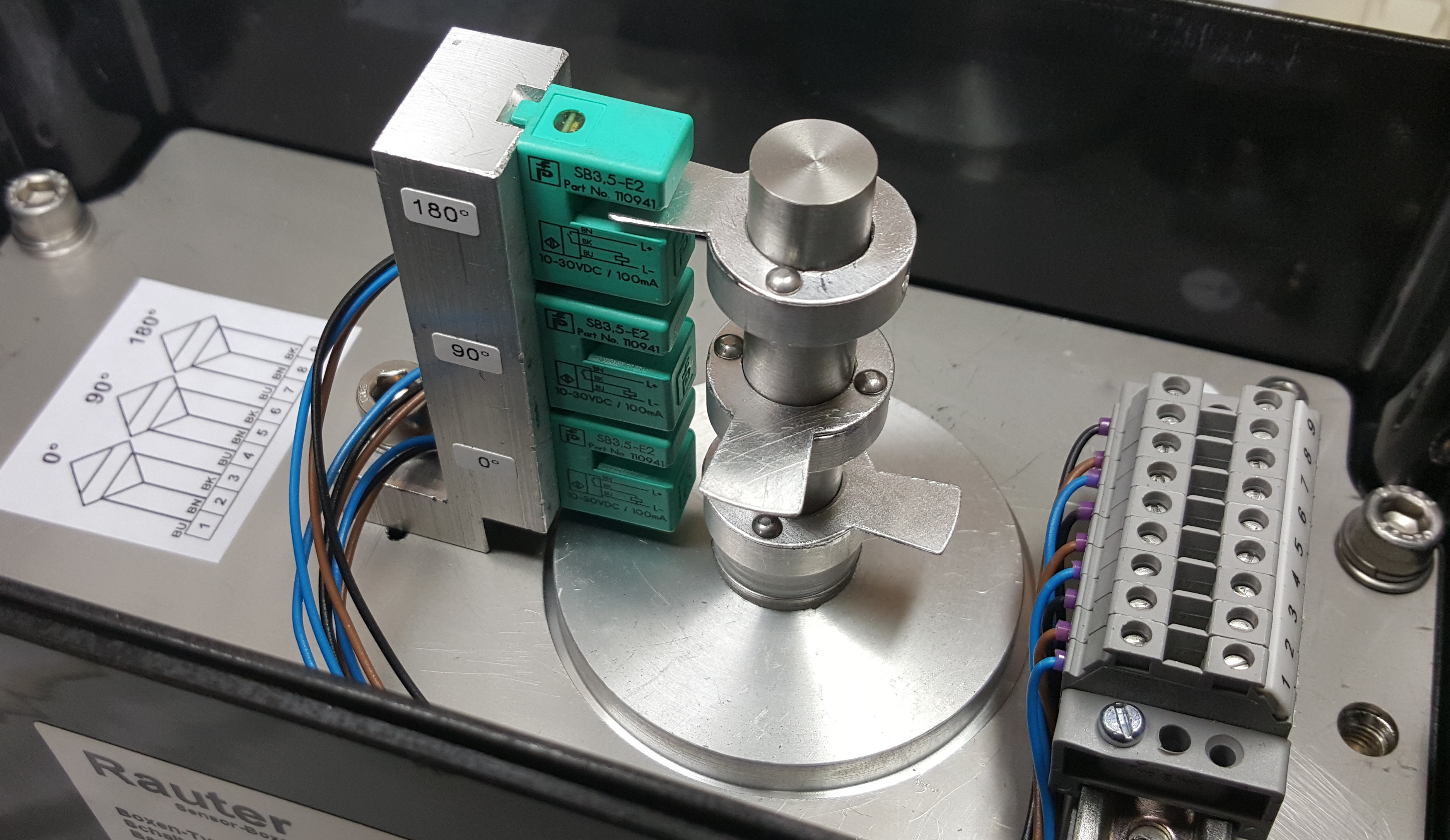 valve position monitor or indicator with 3x 24 V DC Pepperl+Fuchs sensor SB 3,5-E2 for valve automation